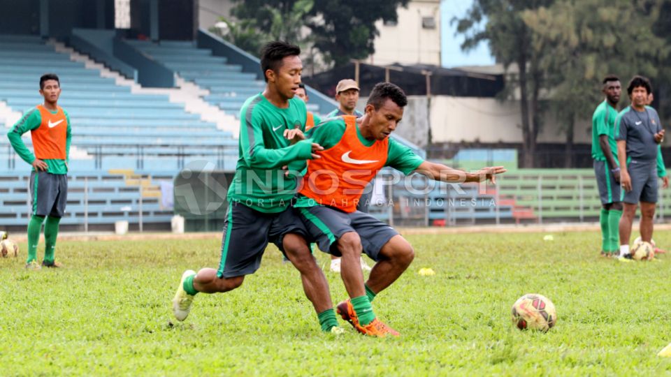 Hendra Bayaw mendapat penjagaan ketat dari Antoni Putro Nugroho. Copyright: &copy; Herry Ibrahim/INDOSPORT